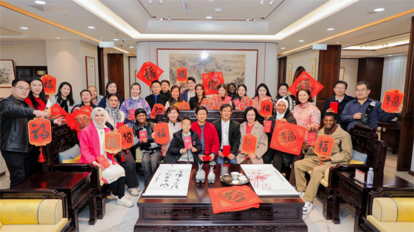 巧奪天工｜紅木韻·筆墨情，中外文化交流書畫研習(xí)雅集溫情舉辦